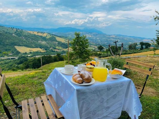 tavolo colazione agriturismo Flarà Monica a Basciano di Teramo