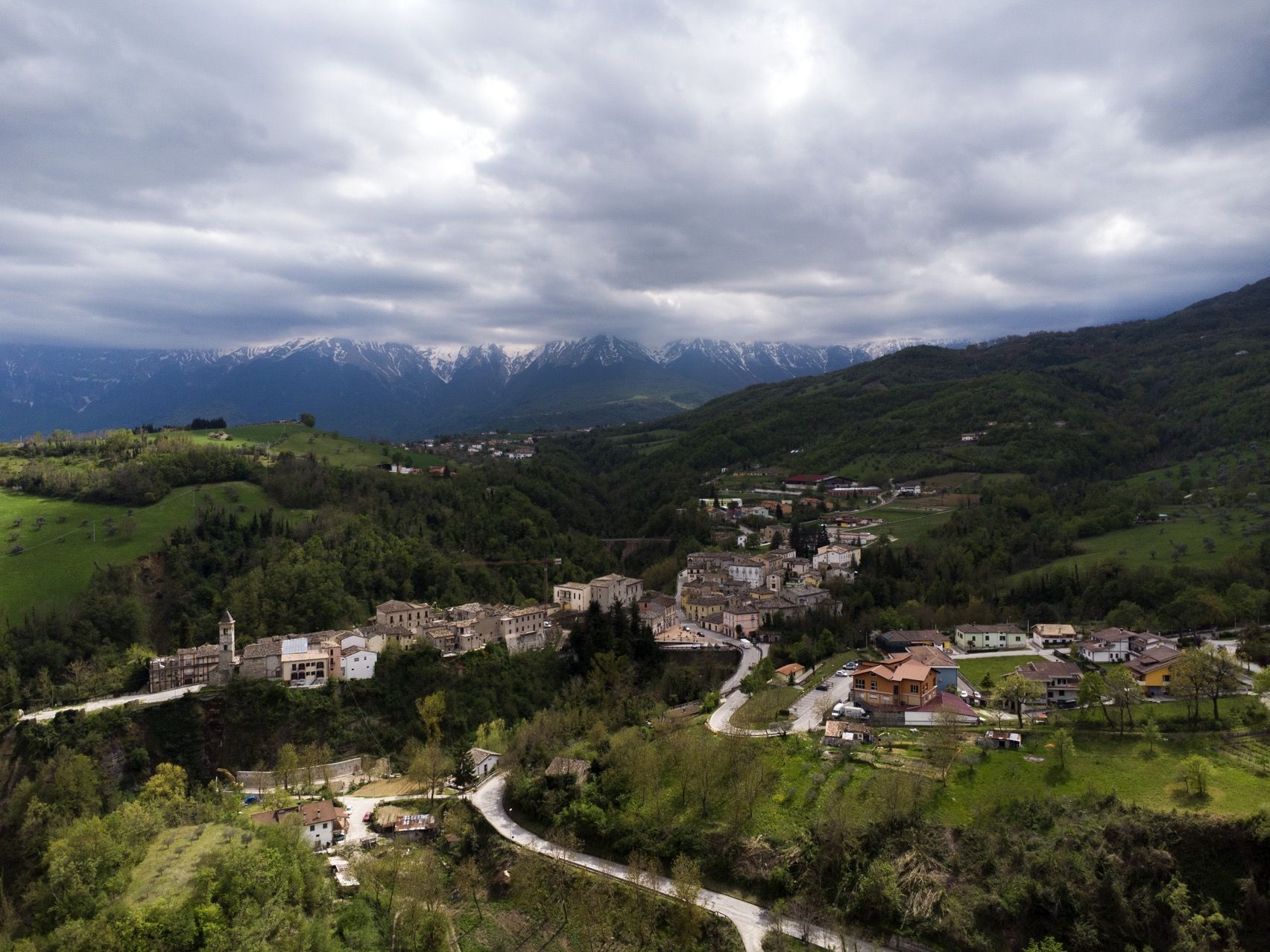 Visuale del borgo incantato di Tossicia a Teramo in Abruzzo nella valle del Gran Sasso