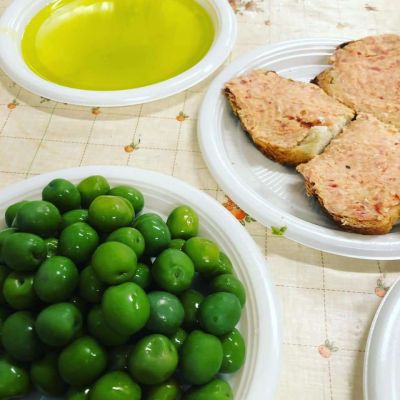 olive in salamoia e bruschette Oleificio D'Archivio Carlo a Ornano Grande di Teramo in Abruzzo