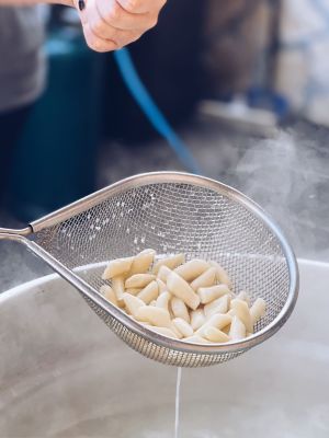 gnocchi scolati nella cottura fatti con la patata turchesa tipica del territorio del Gran Sasso D'Italia in Abruzzo