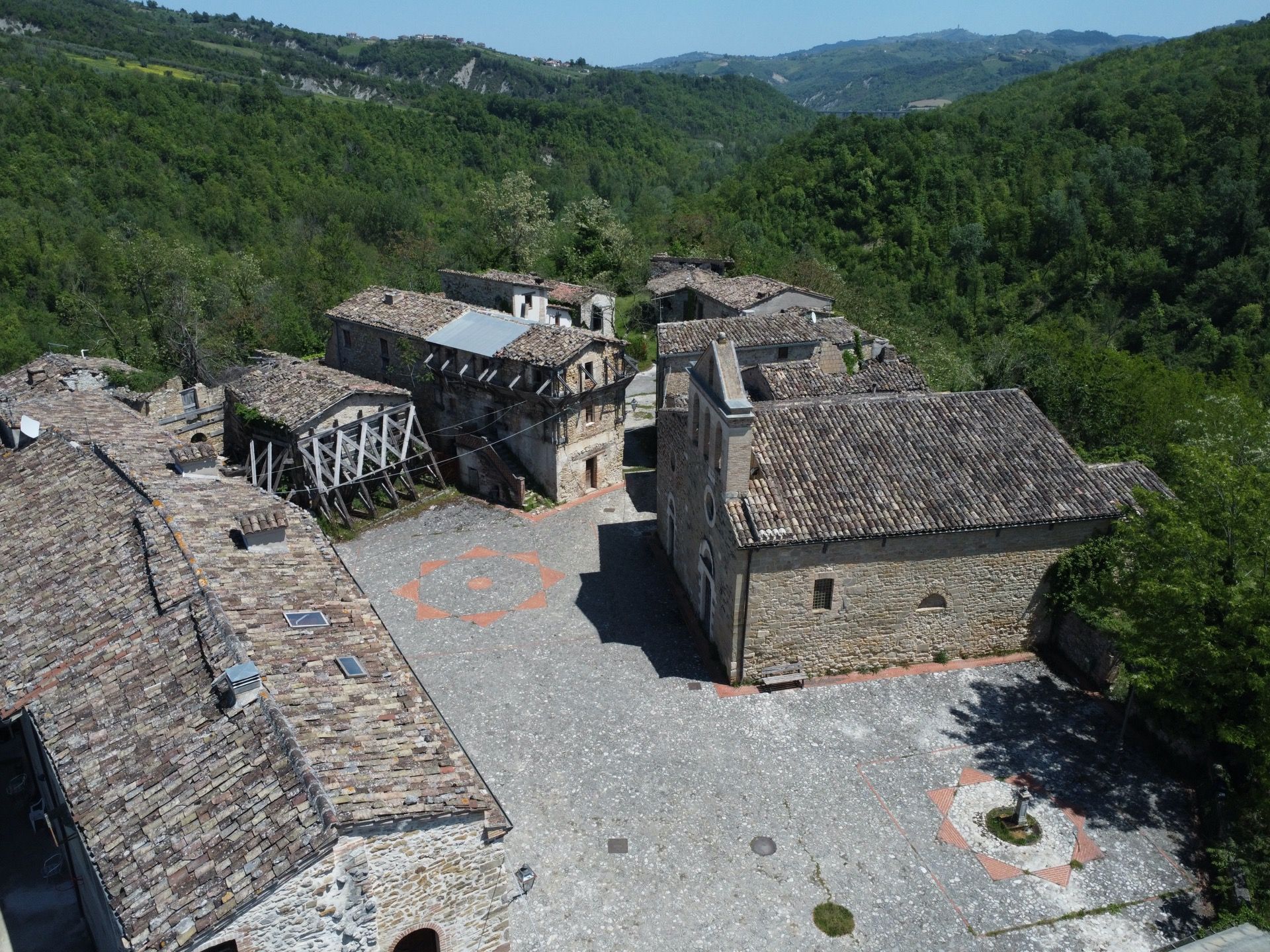 Panoramica Del Borgo Incantato di Castiglione Della Valle a Teramo nella Valle Del Gran Sasso