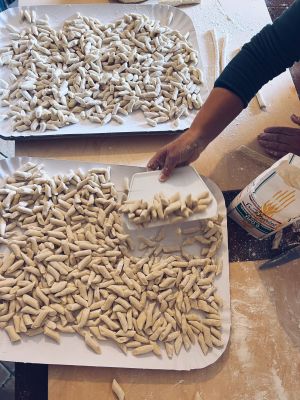 preparazione gnocchi con la patata turchesa tipica del territorio del Gran Sasso D'Italia in Abruzzo