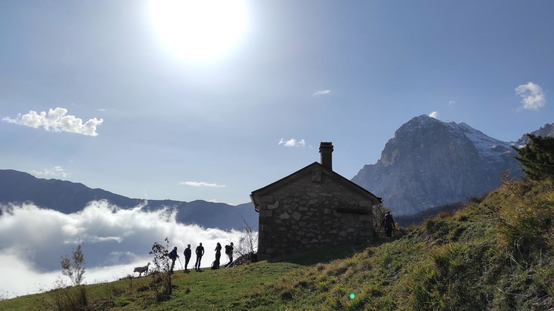 Panorama durante la passeggiata tra i boschi da Forca di Valle a Casale San Nicola nella valle del Gran Sasso in Abruzzo