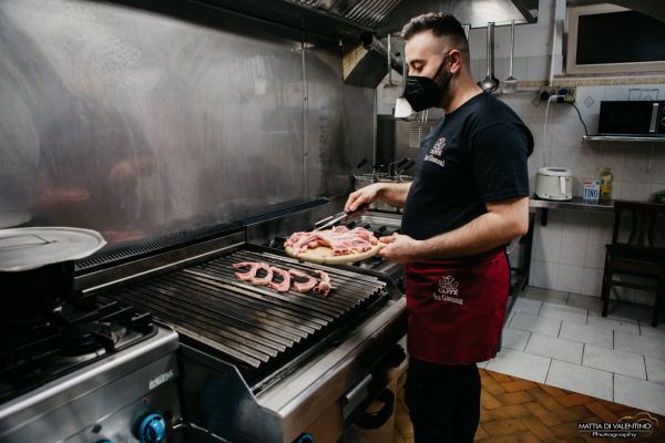 Carne Alla Griglia Della Trattoria San Giovanni A Isola Del Gran Sasso Nella Valle Siciliana In Abruzzo