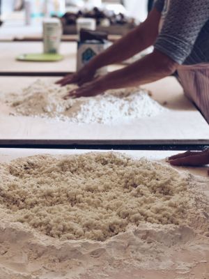 preparazione gnocchi con la patata turchesa tipica del territorio del Gran Sasso D'Italia in Abruzzo