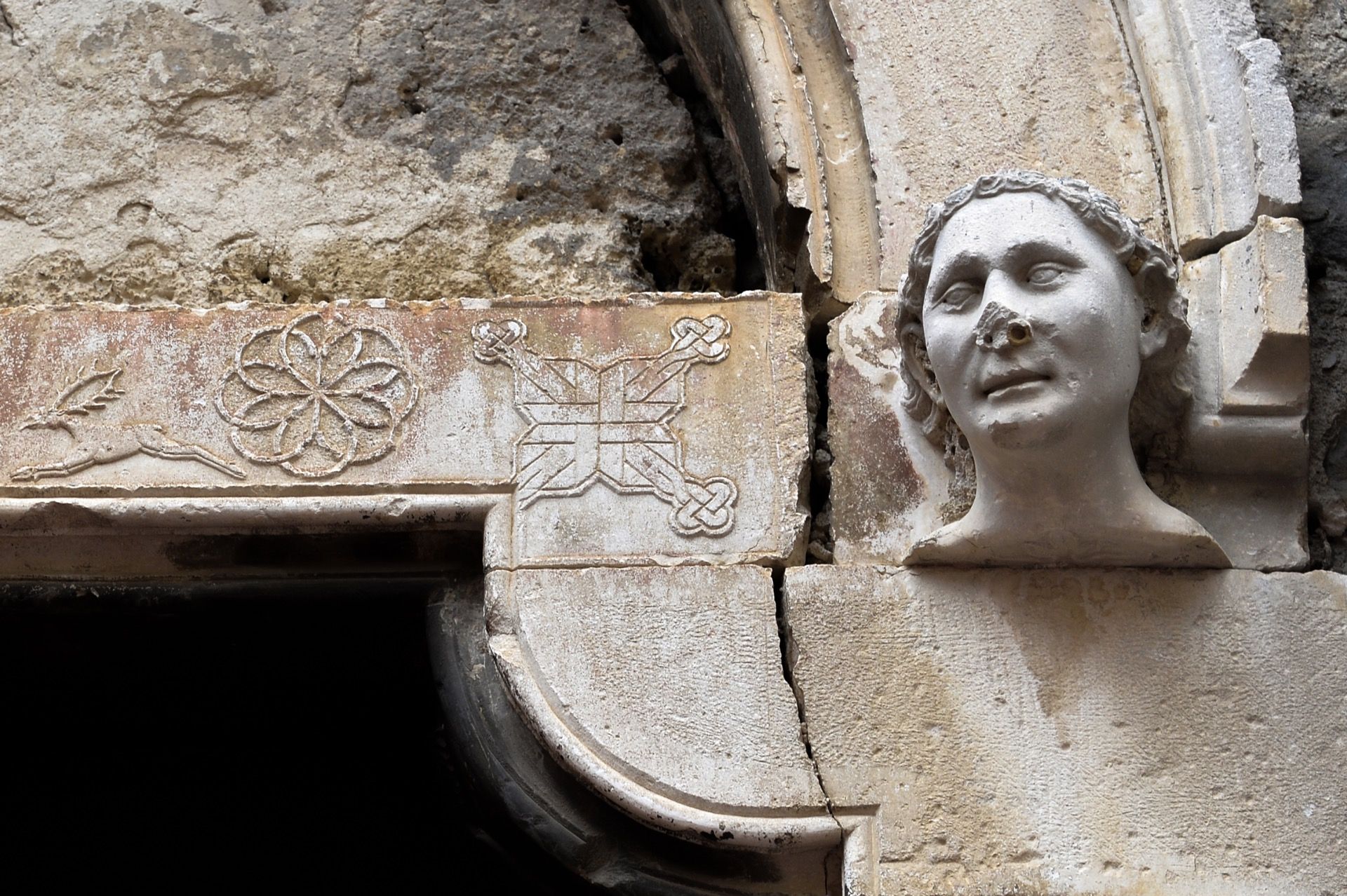 Ornamento Della Facciata Della Chiesa Di Tossicia Nella Valle Del Gran Sasso