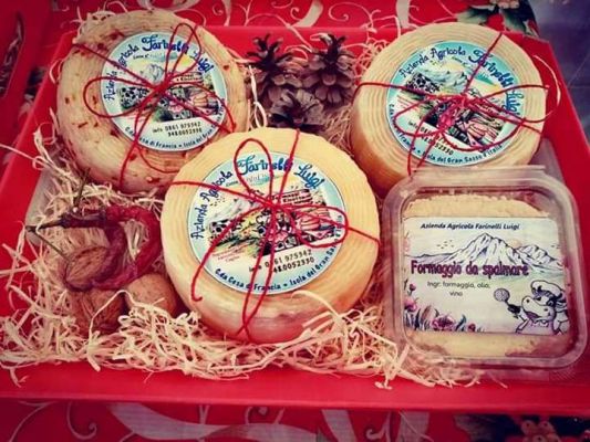cesto formaggi ricotta calda Azienda Agricola Luigi Farinelli Isola Del Gran Sasso in Abruzzo