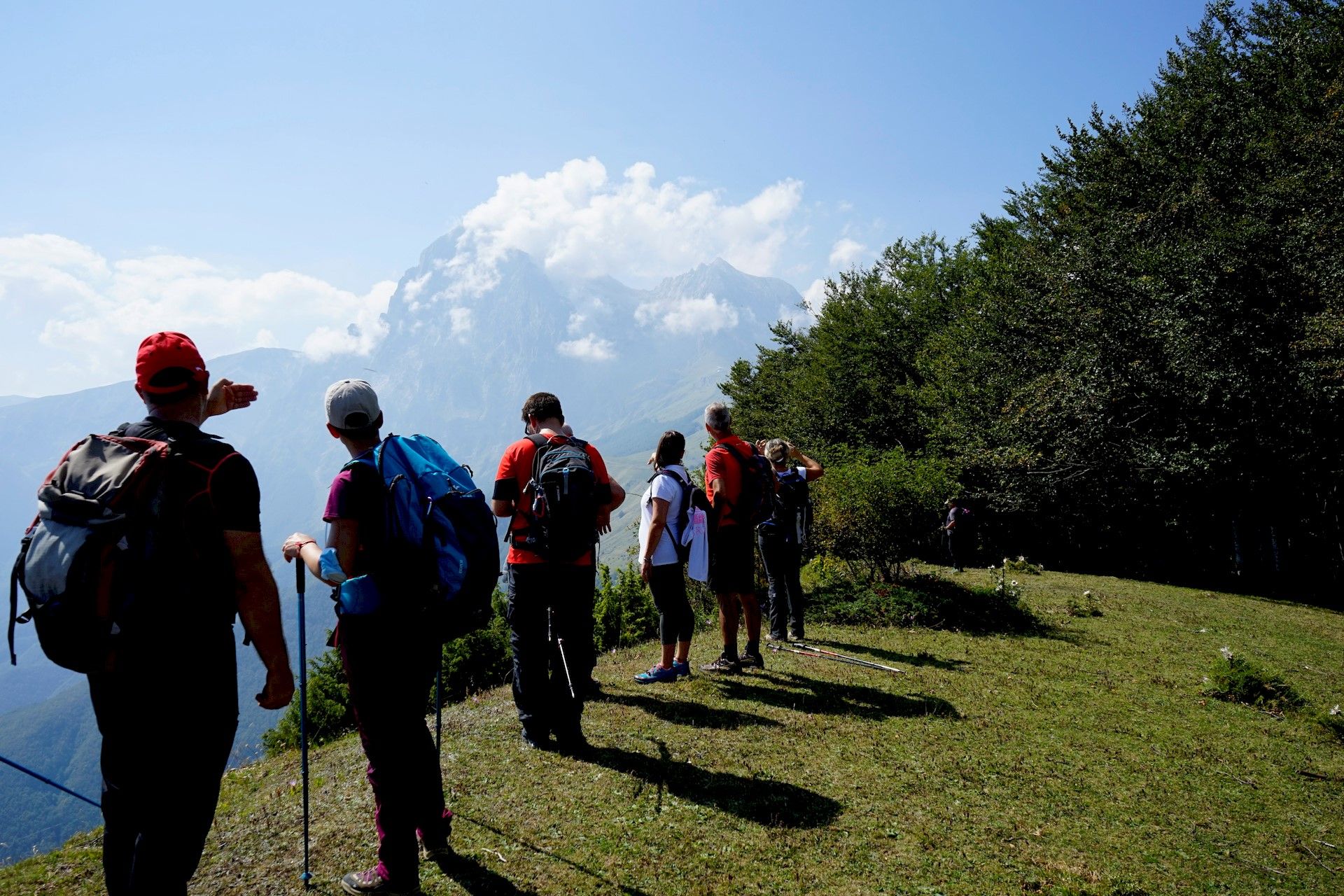 persone che camminano durante passeggiata sul Gran Sasso D'Italia