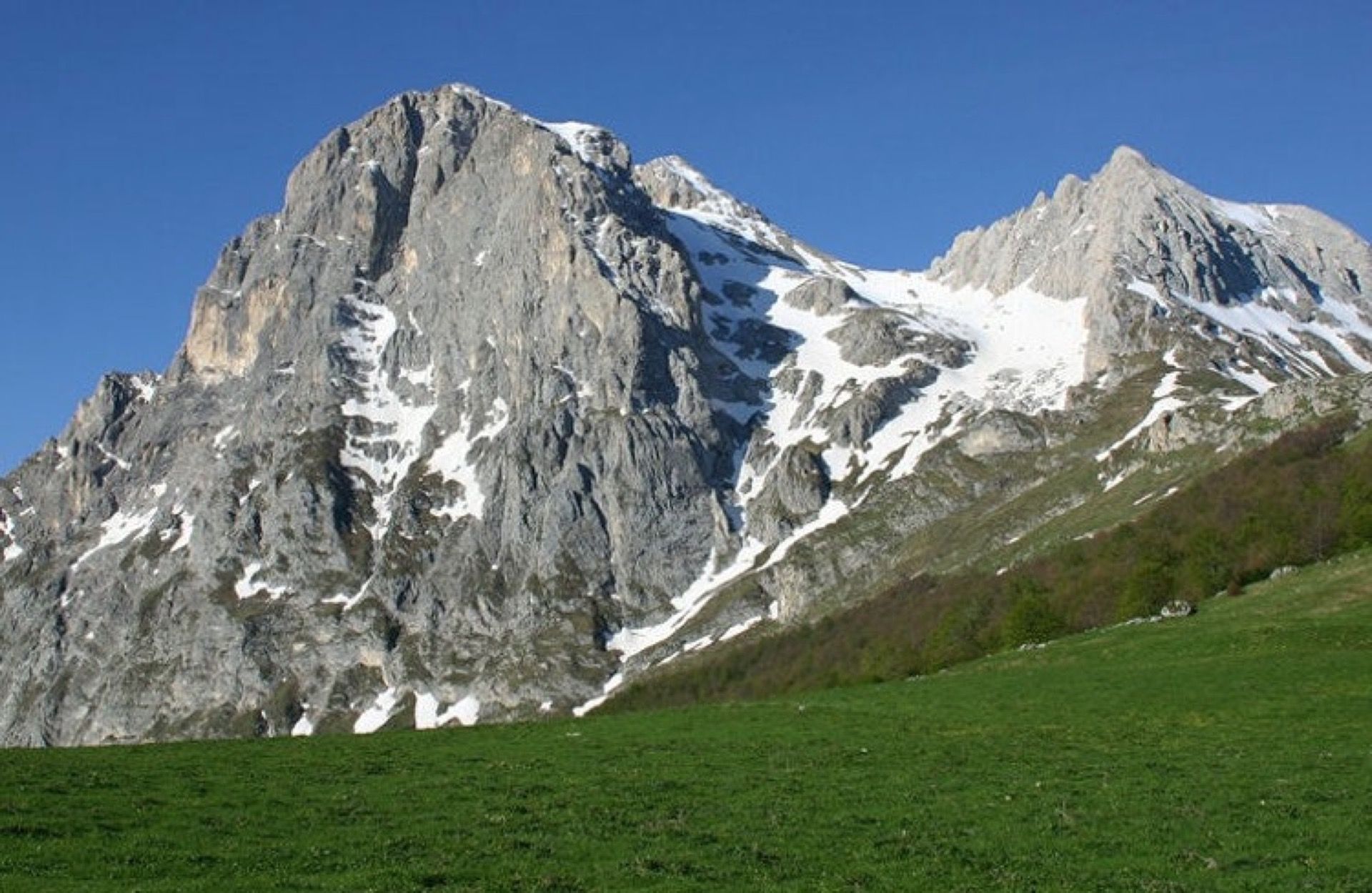 Scorcio durante il percorso da Casale San Nicola al Corno Grande nella Valle Siciliana in Abruzzo