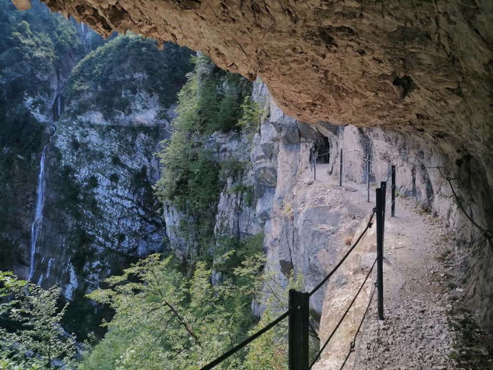 sentiero Cascate del Ruzzo Vena Roscia nella Valle del Gran Sasso a Teramo in Abruzzo