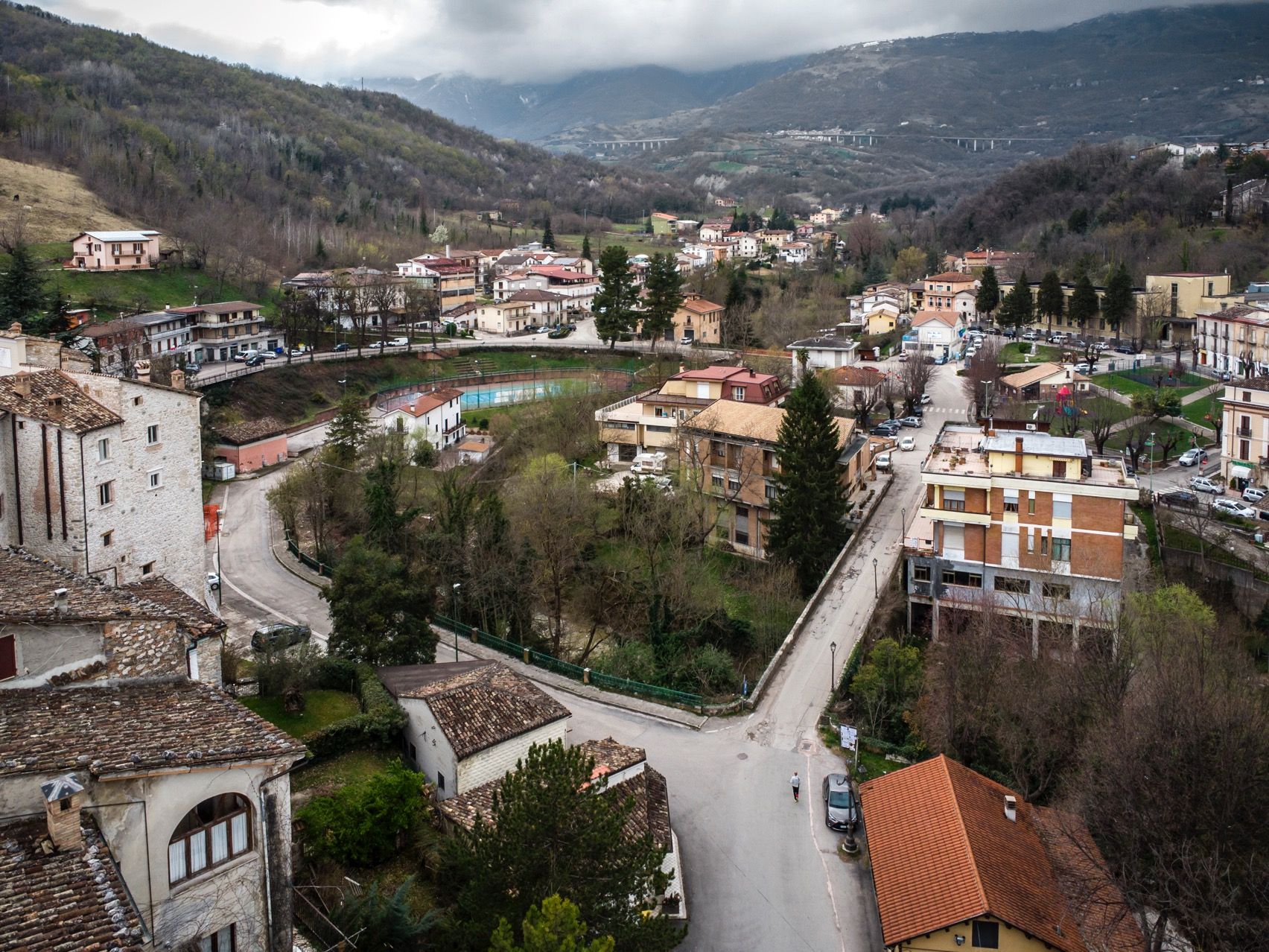 Strada principale del borgo incantato di Isola del Gran Sasso a Teramo in Abruzzo