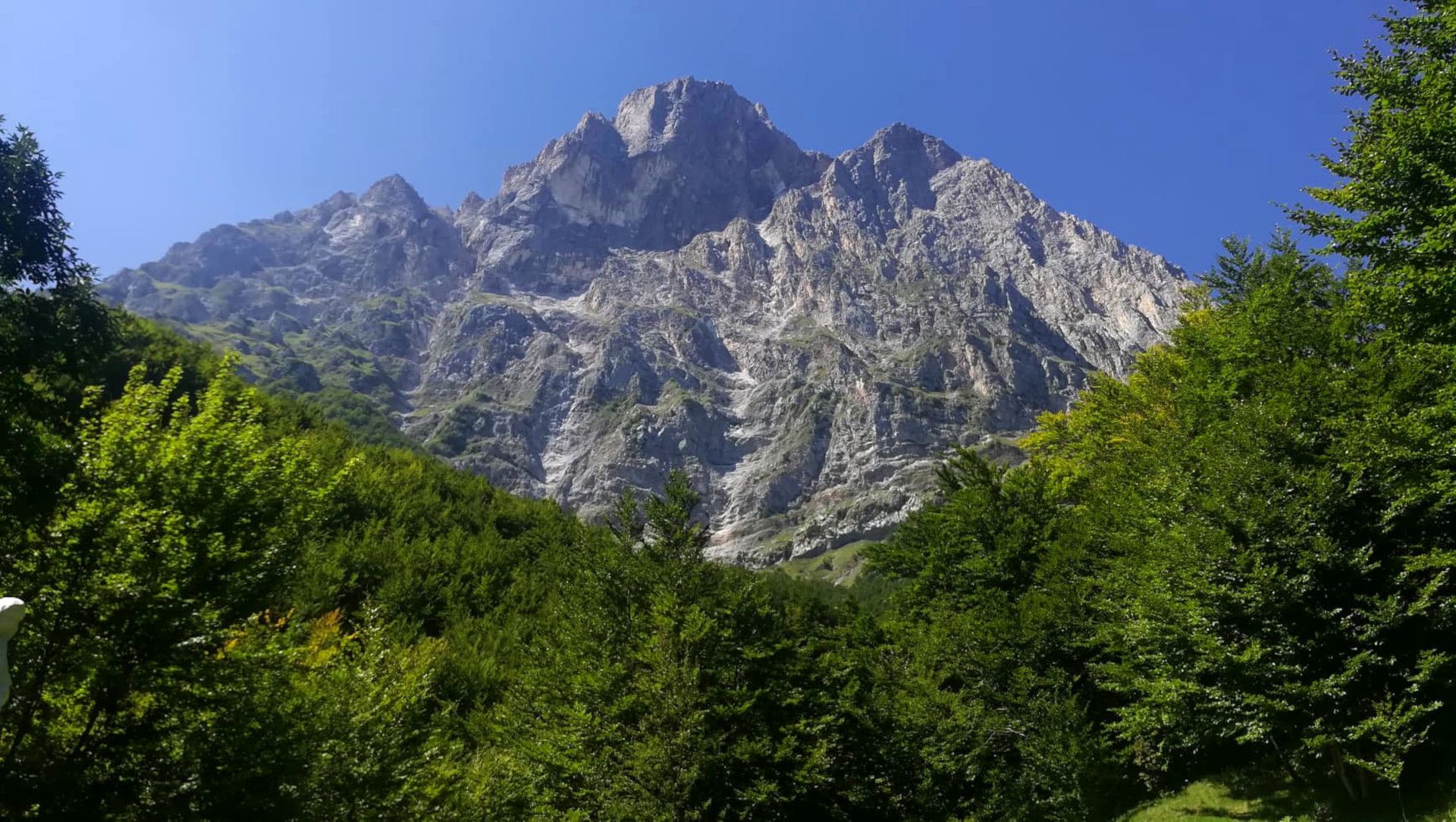 escursione sentieri tra boschi Casale San Nicola Acerone in Abruzzo nel Gran Sasso D'Italia