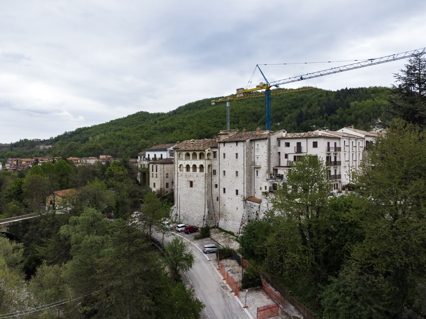 Paesaggio del borgo incantato di Isola Del Gran Sasso in Italia a Teramo