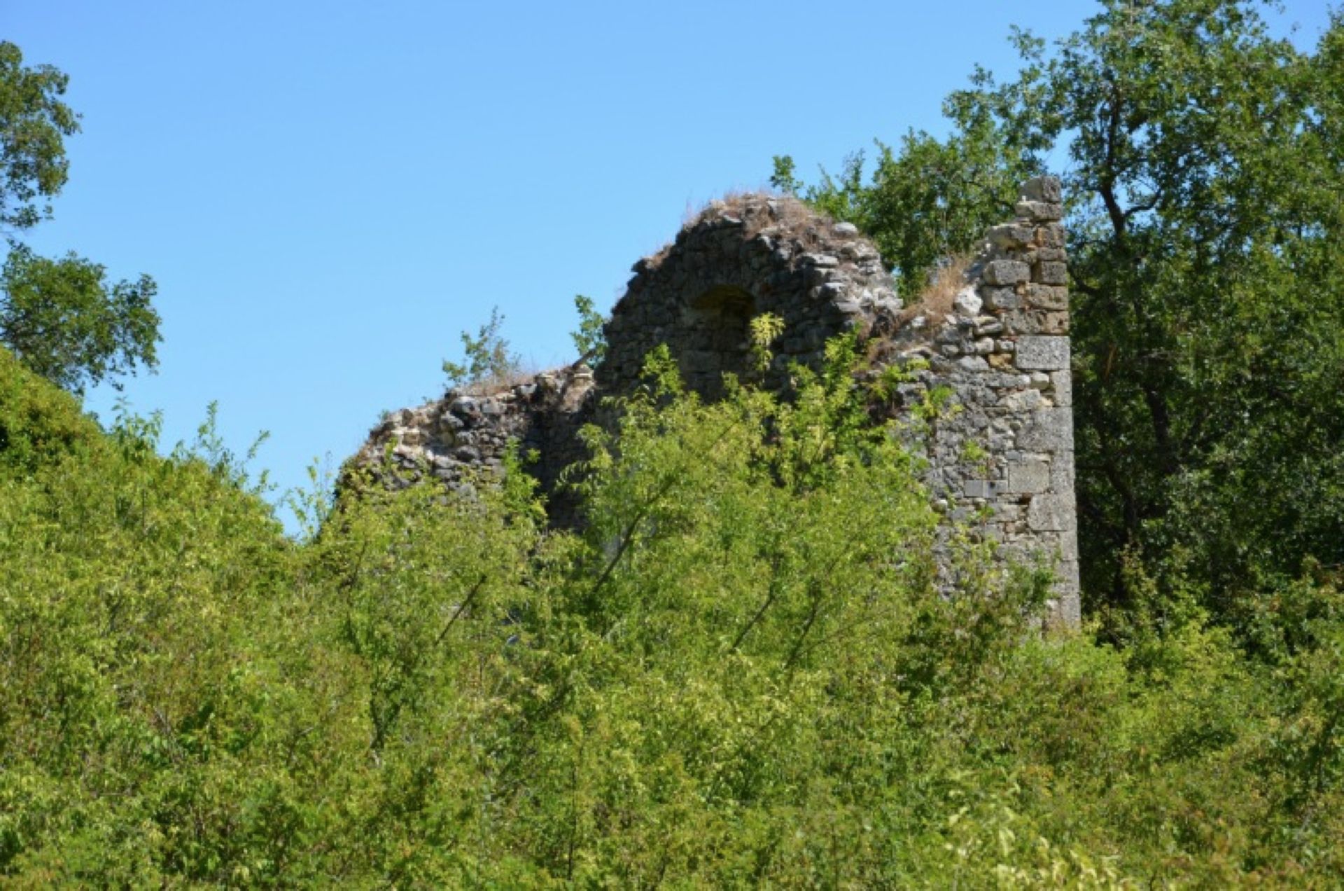 rudere di della Chiesa di San Valentino a Isola del Gran Sasso nella Valle Siciliana a Teramo in Abruzzo