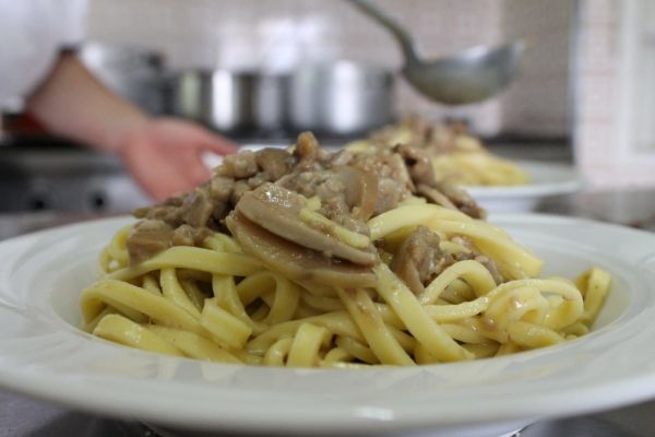 fettuccine con i funghi ristorante Le Balconate a Isola Del Gran Sasso a Teramo in Abruzzo