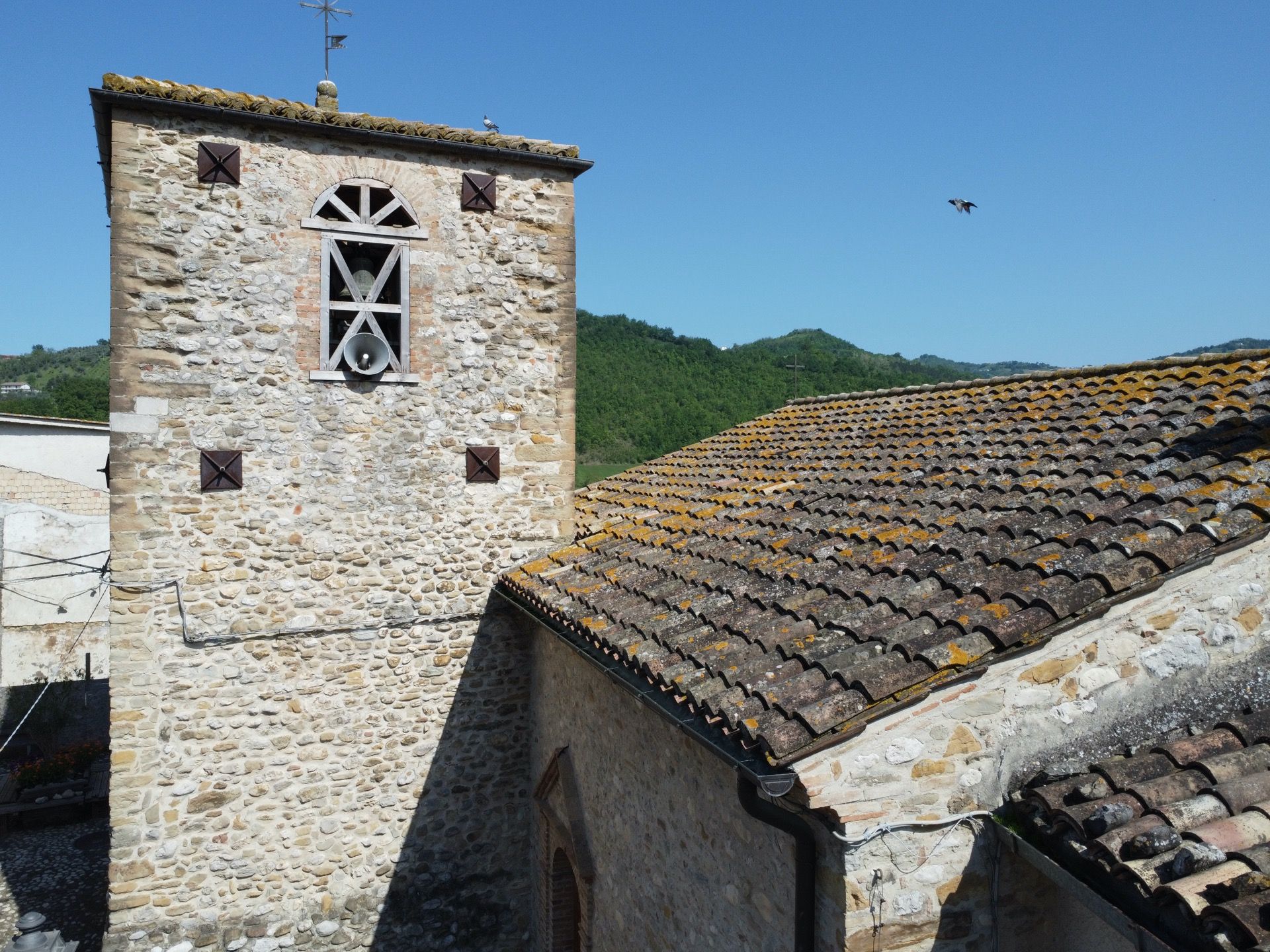 visuale della Torre di Villa Petto nella Valle del Gran Sasso a Teramo in Abruzzo