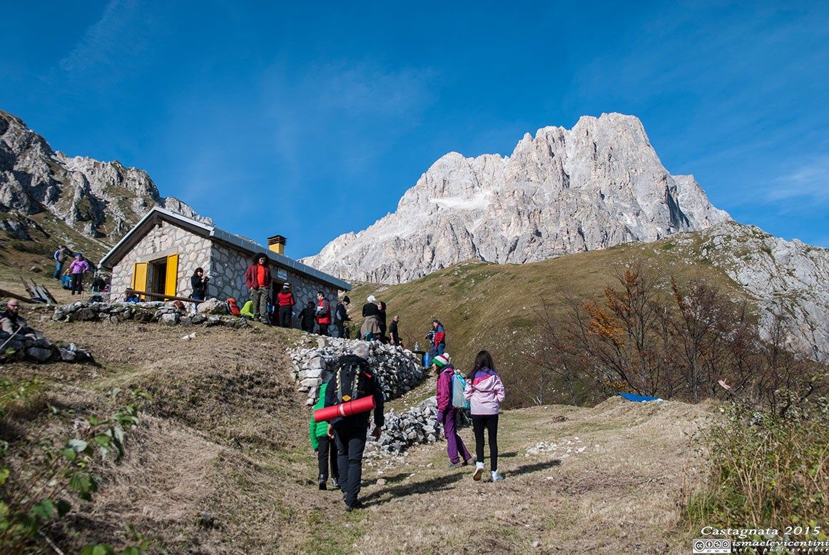 castagnata da parte del CAI persone che fanno trekking Gran Sasso d'Italia