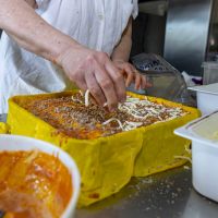 preparazione timballo teramano ristorante Pina a Isola del Gran Sasso a Teramo in Abruzzo