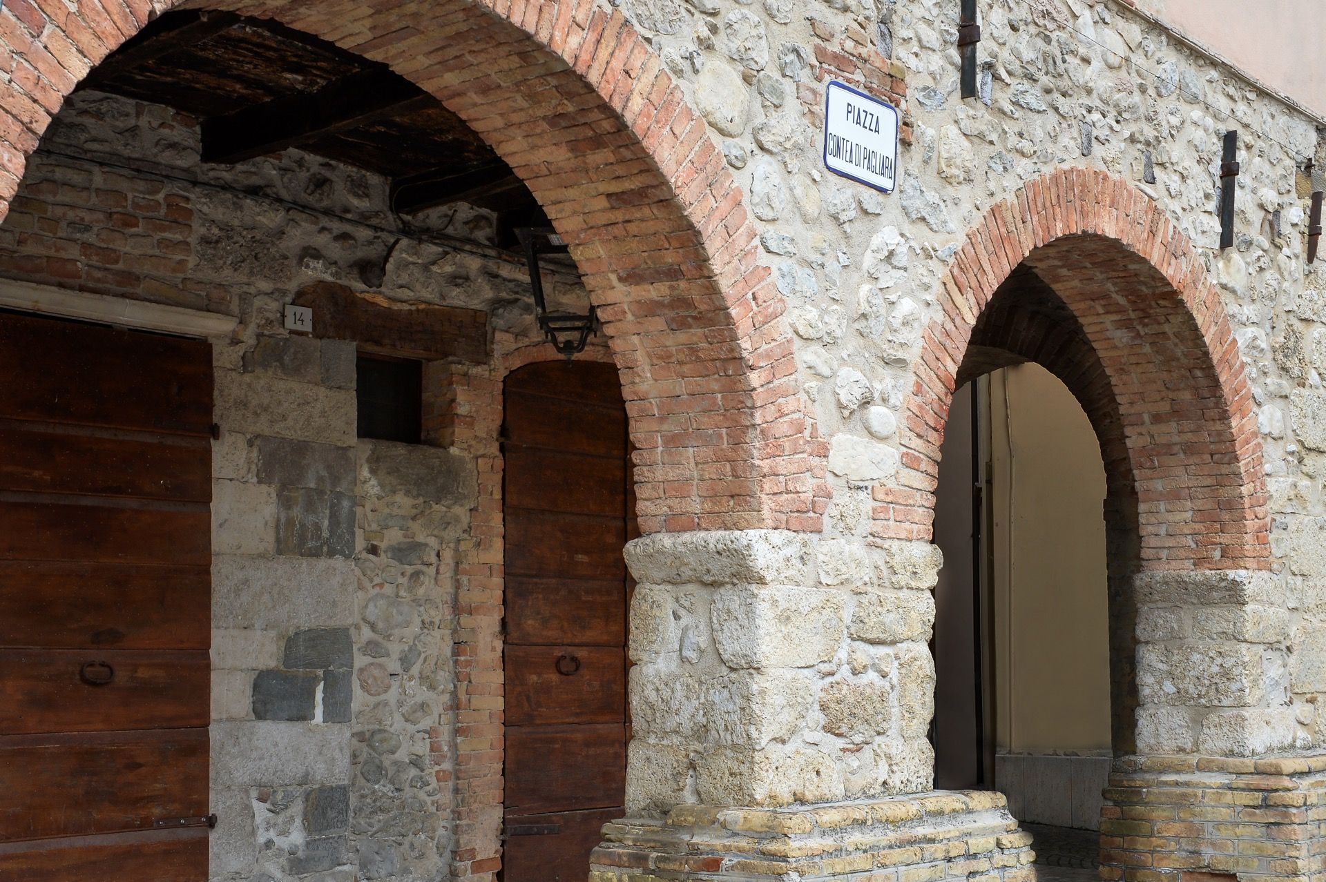 Portico della piazza del borgo incantato di Isola del Gran Sasso a Teramo in Abruzzo