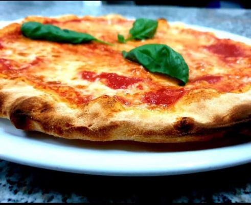 pizza margherita ristorante Le Balconate a Isola Del Gran Sasso a Teramo in Abruzzo