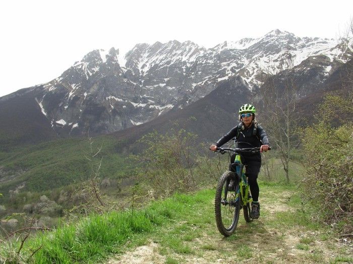 la via del carbone Gran Sasso d'Italia ragazza in mountain bike