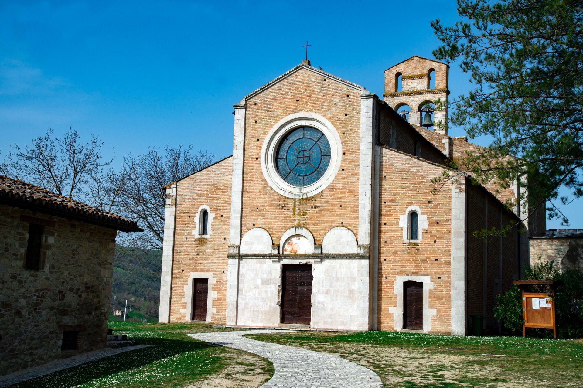 Facciata della chiesa di Santa Maria di Ronzano nella valle del Gran Sasso a Teramo in Abruzzo