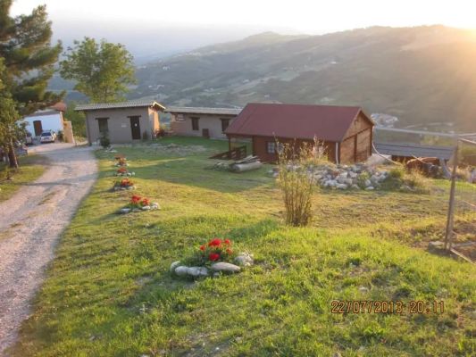 esterno agriturismo Flarà Monica a Basciano di Teramo