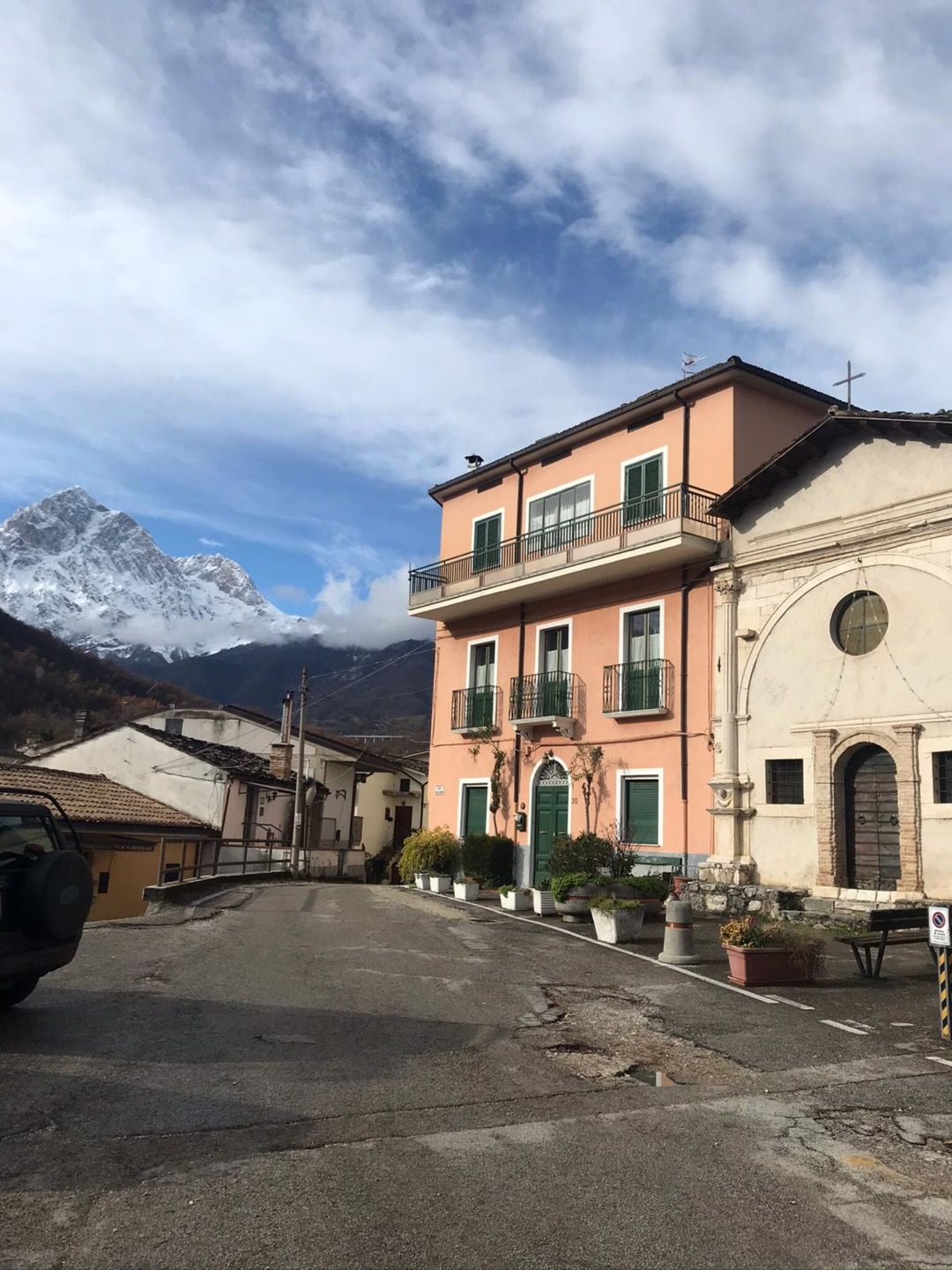 Strada Del Luogo Incantato Di Fondo Della Salsa Teramo Abruzzo Nella Valle Del Gran Sasso