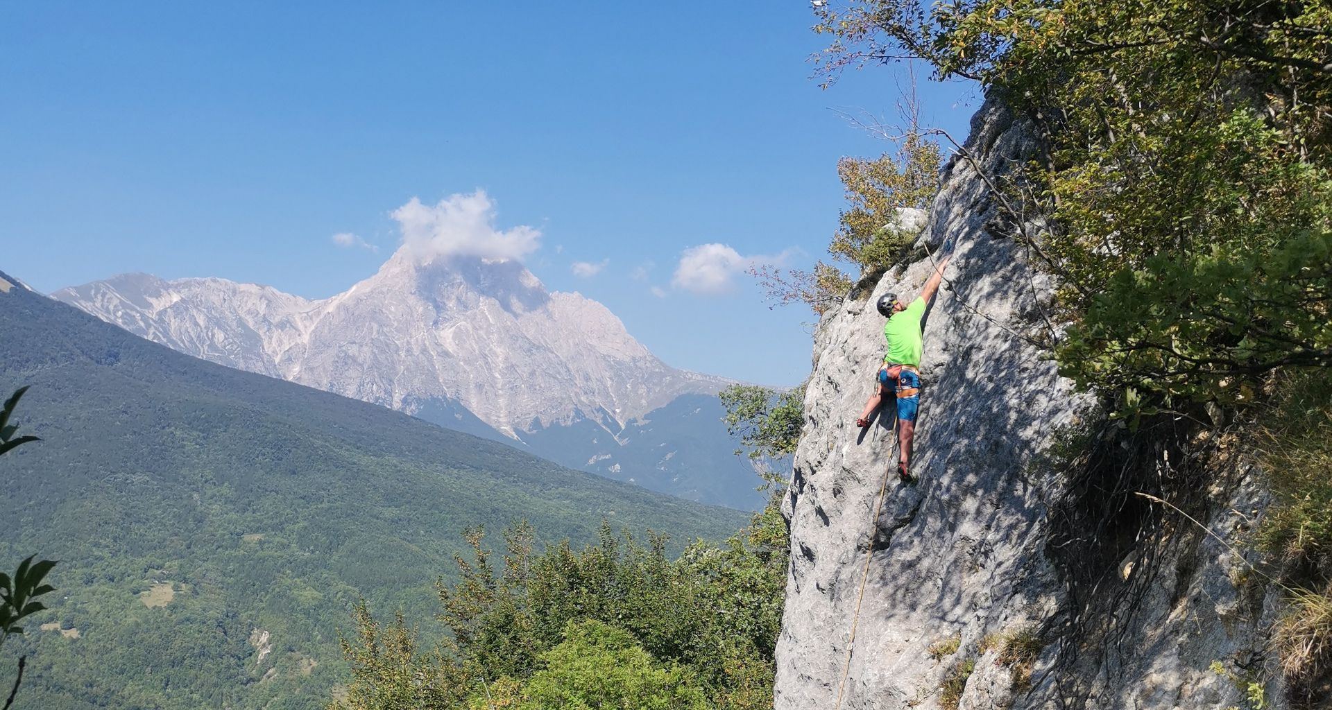scalatore durante arrampicata sportiva sul Gran Sasso d'Italia