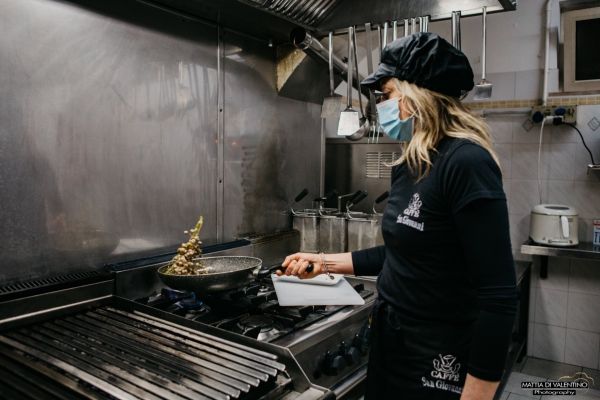 Chef Ai Fornelli Della Trattoria San Giovanni A Isola Del Gran Sasso Nella Valle Siciliana In Abruzzo