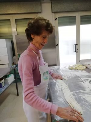 signora mentre prepara i gnocchi pasticceria Pasta all'uovo Merlini Angelo a Isola Del Gran Sasso