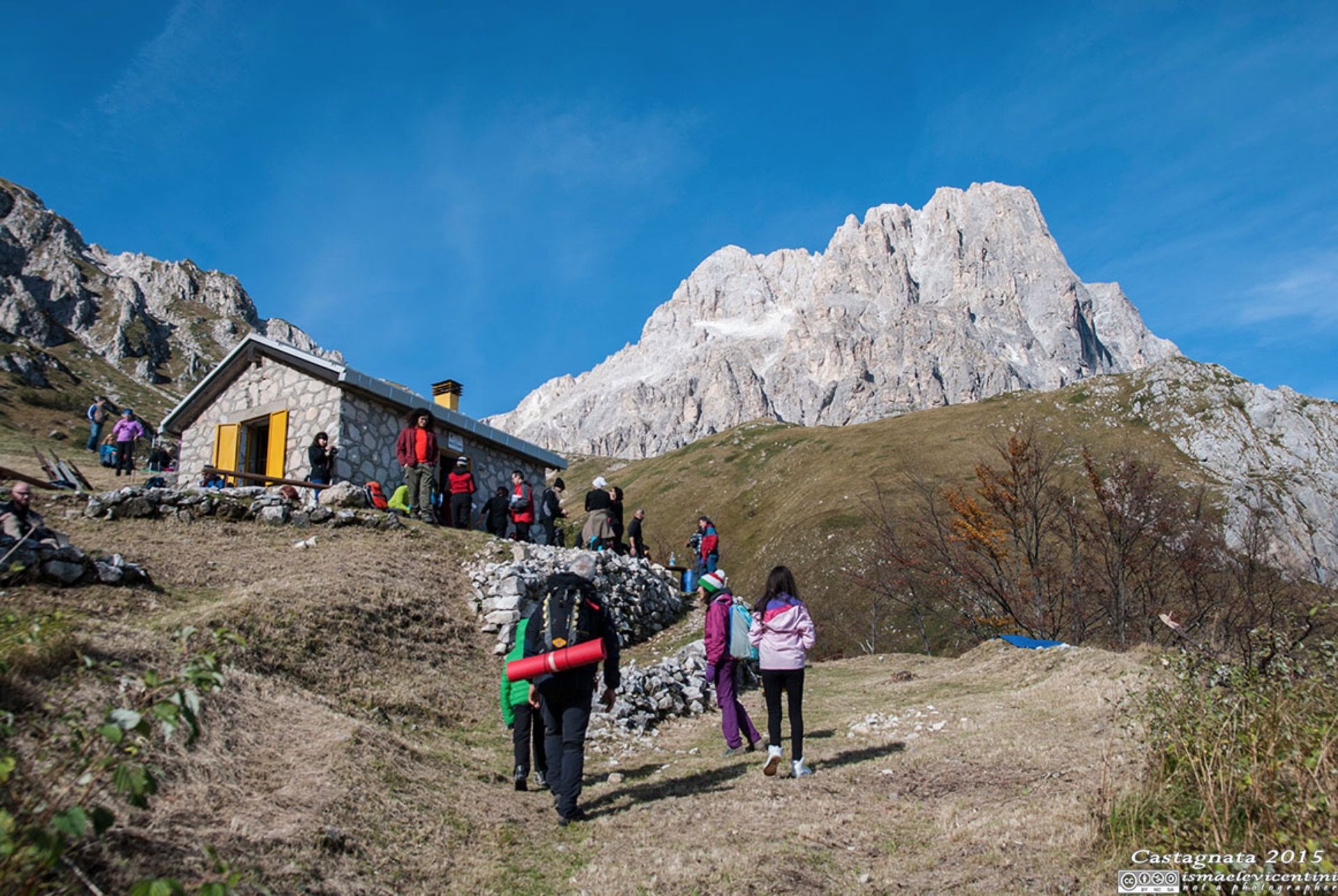 persone che guardano il panorama durante escursioni Gran Sasso D'Italia