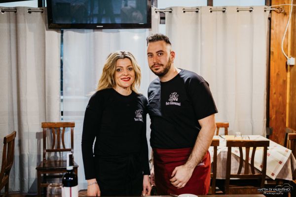 Lo Staff Della Trattoria San Giovanni A Isola Del Gran Sasso Nella Valle Siciliana In Abruzzo