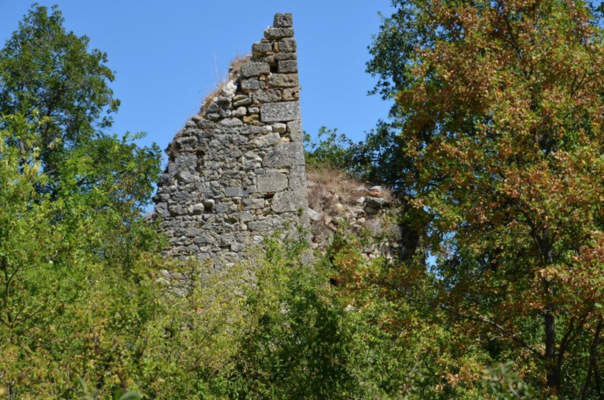 rudere di della Chiesa di San Valentino a Isola del Gran Sasso nella Valle Siciliana a Teramo in Abruzzo