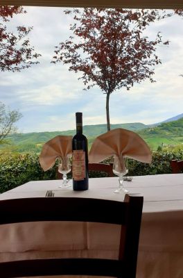 tavolo esterno ristorante Le Balconate a Isola Del Gran Sasso a Teramo in Abruzzo