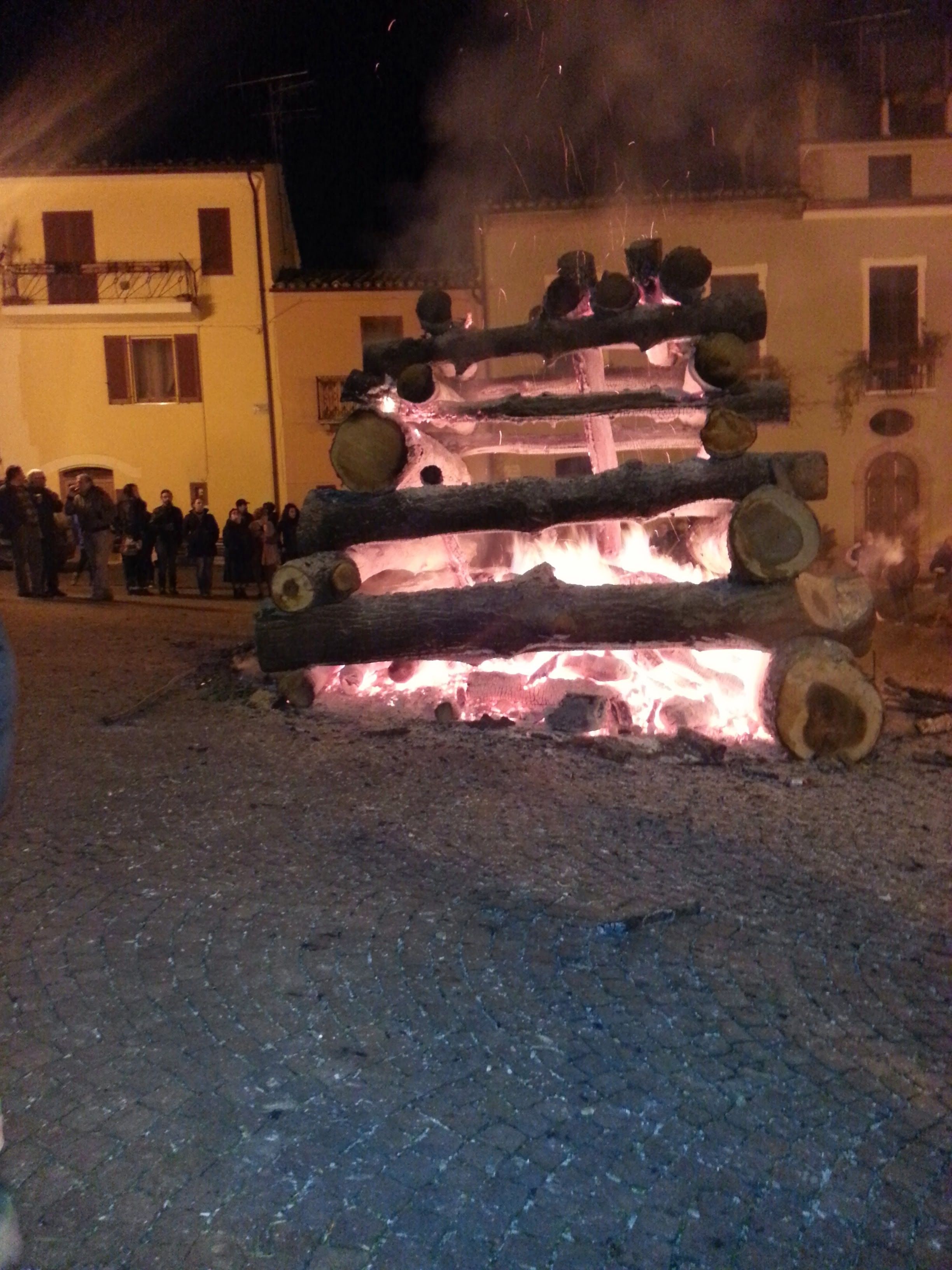 Il Fuoco Di Sant'Antonio A Tossicia Durante La Festa Nella Valle Del Gran Sasso In Abruzzo