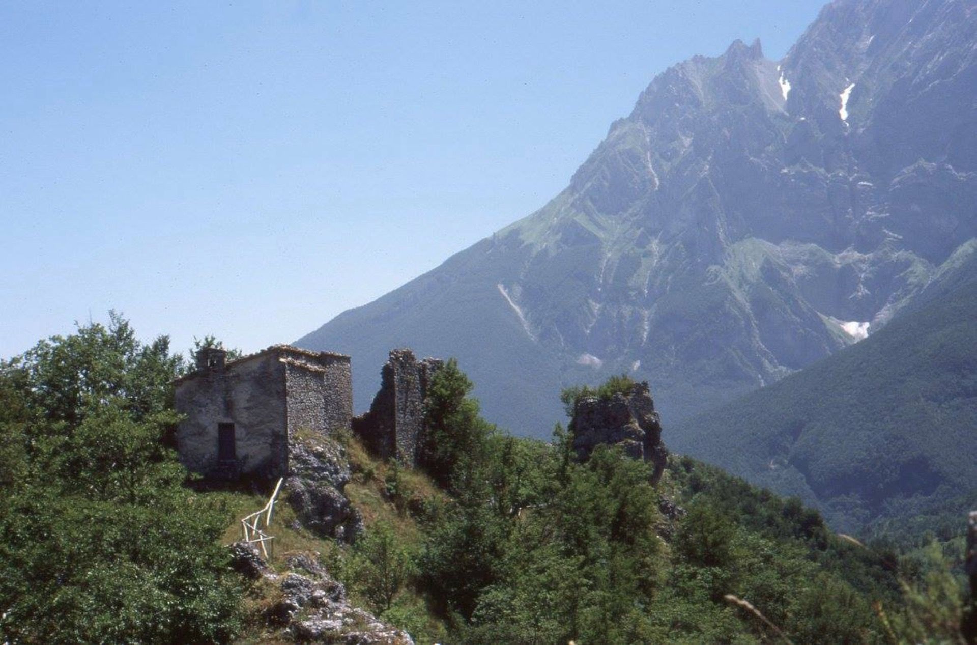 Passeggiata tra i boschi nella Valle Sicilia partendo da Castelli e arrivando al Castello di Pagliara in Abruzzo