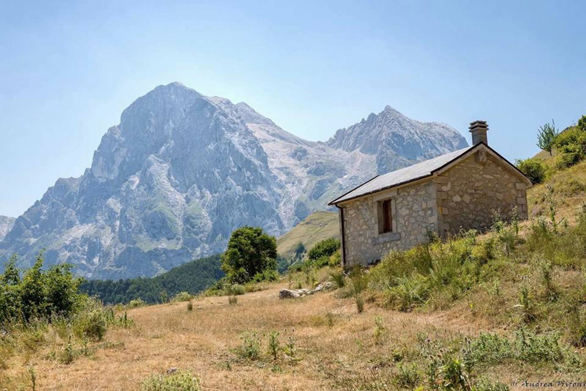 Visuale esterna del Rifugio Orazio Delfico nella Valle del Gran Sasso a Teramo in Abruzzo