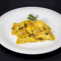 piatto di ravioli alla salvia ristorante Pina a Isola del Gran Sasso a Teramo in Abruzzo