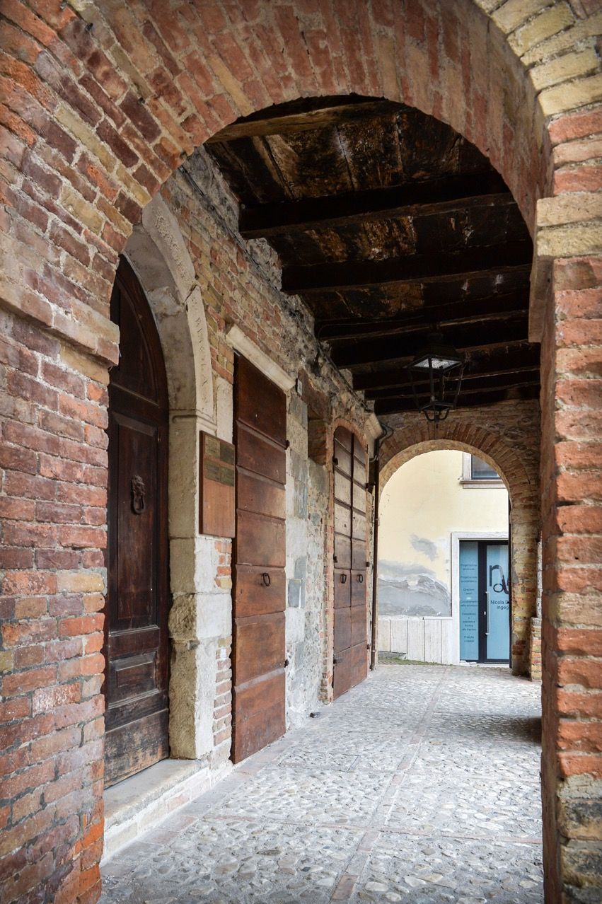 Il portico nel centro del borgo incantato di Isola del Gran Sasso a Teramo in Abruzzo