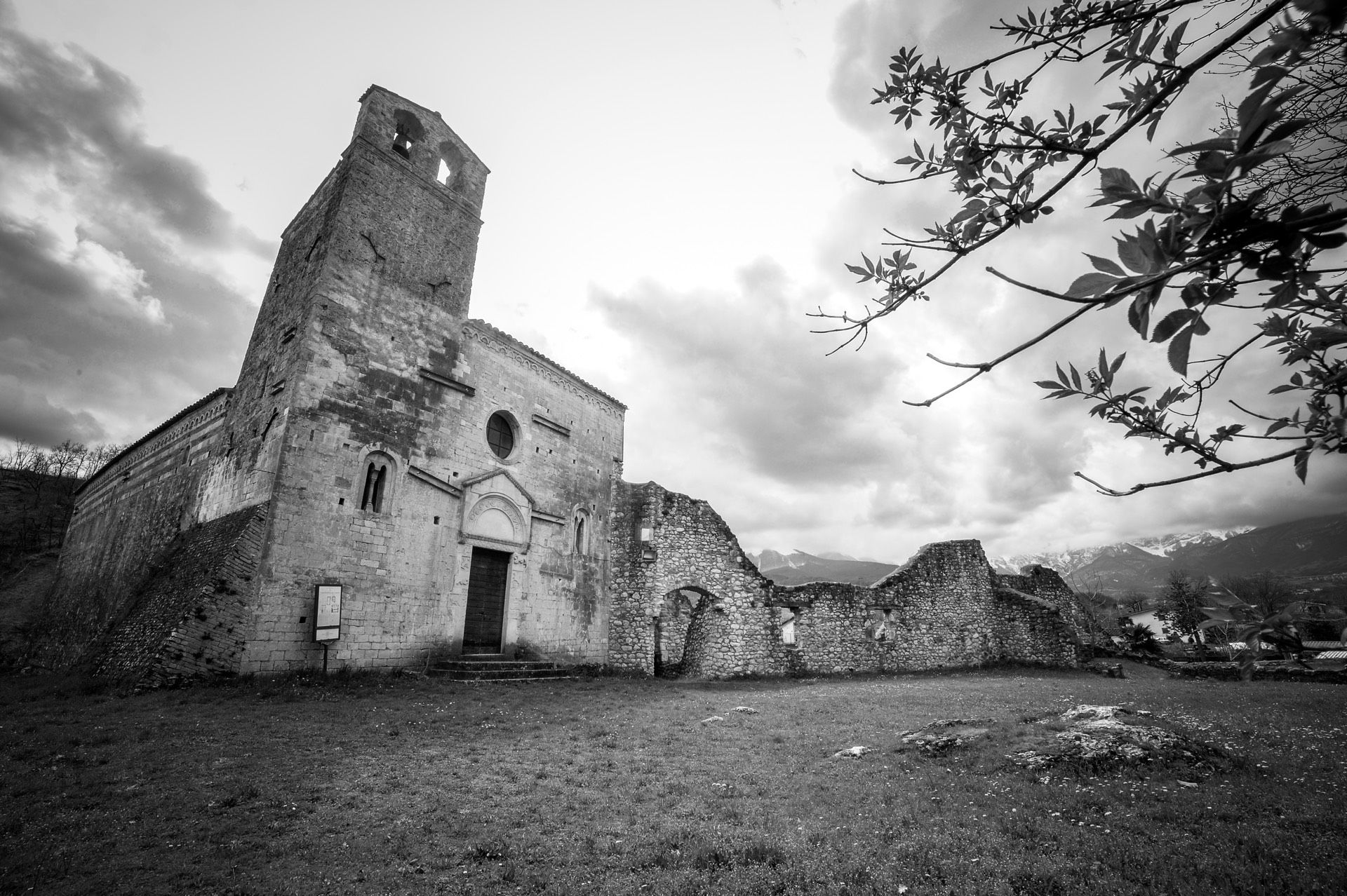 L'abbazia di San Giovanni ad Insulam nella Valle del Gran Sasso a Teramo in Abruzzo