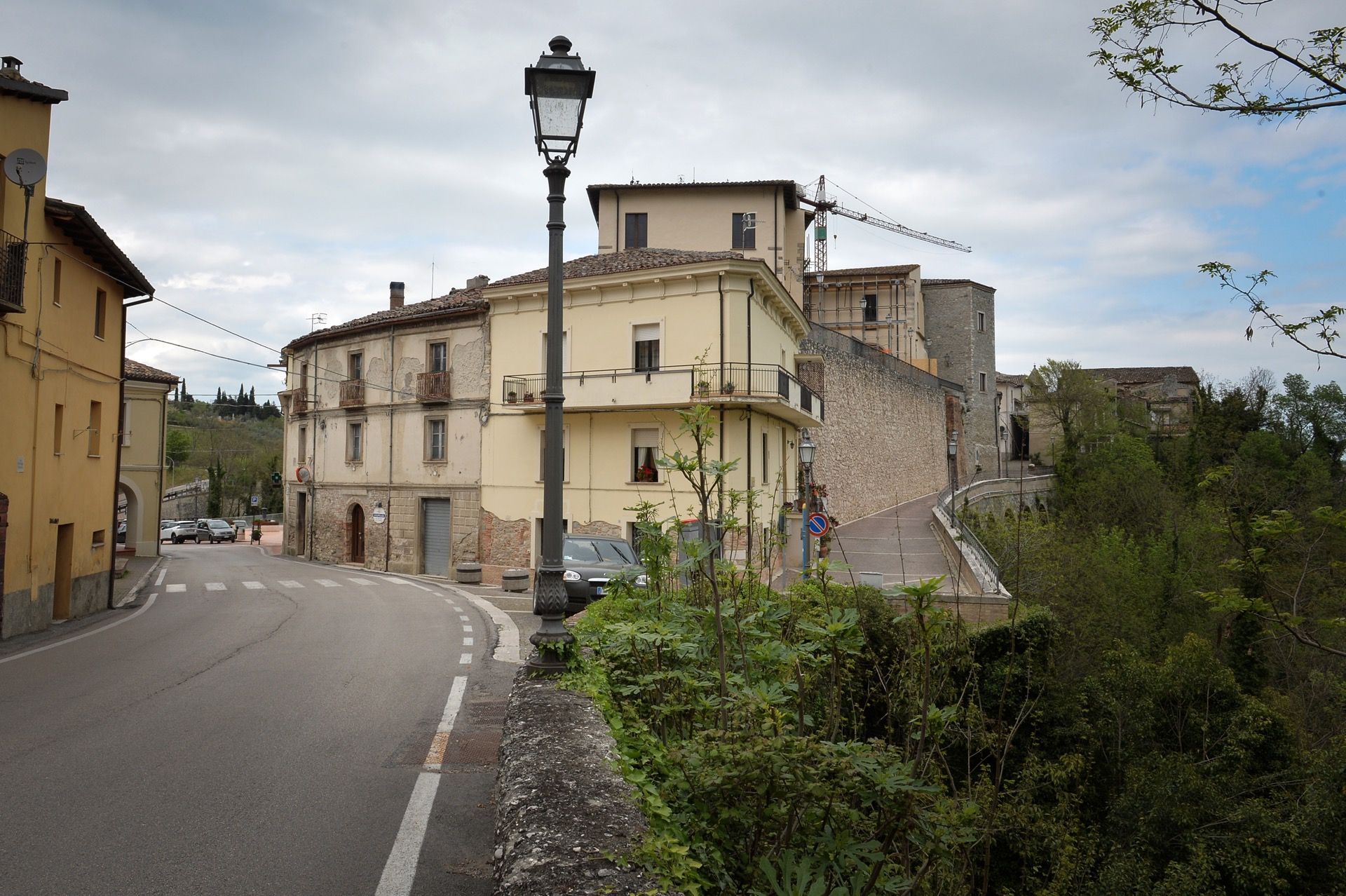 Una strada nel borgo incantato Di Tossicia a Teramo in Abruzzo Nella Valle Del Gran Sasso