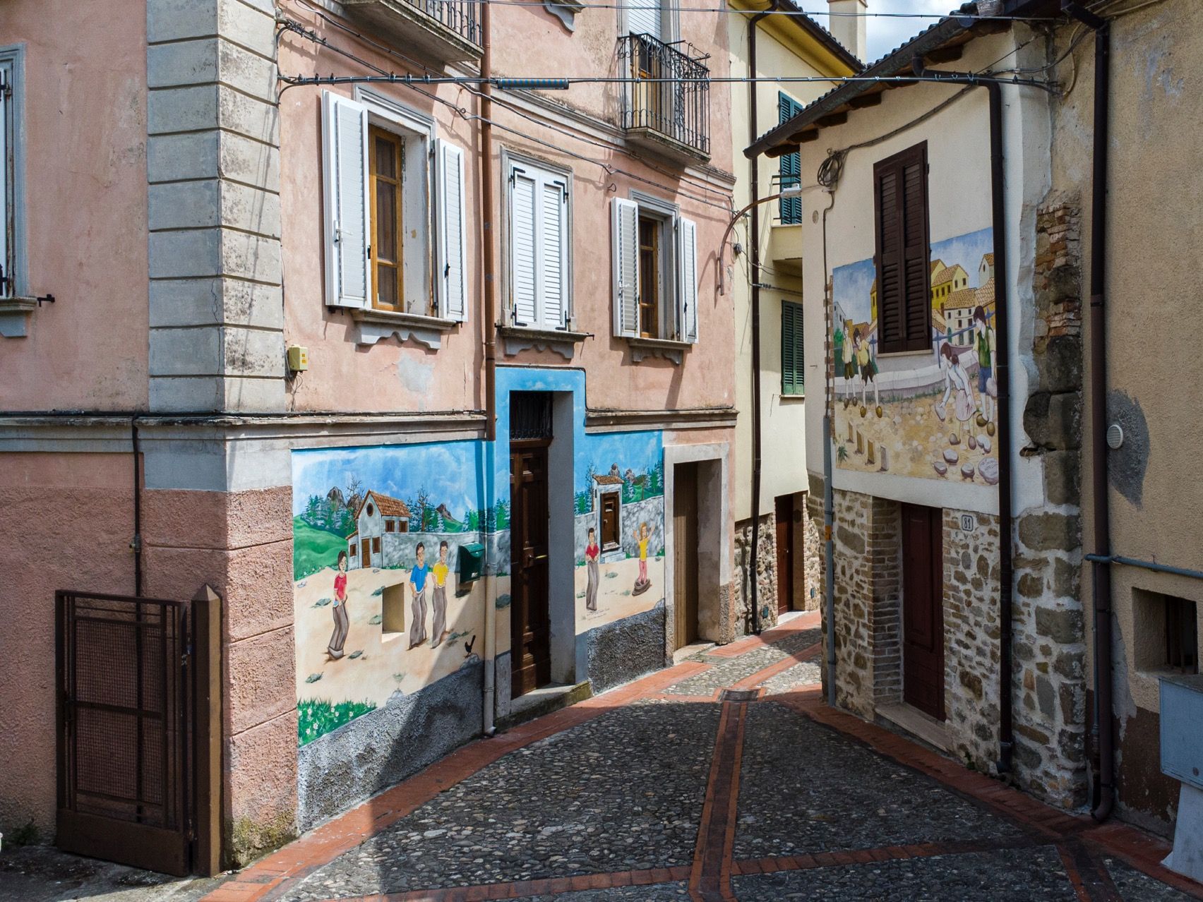 Murales di Azzinano a Teramo in  Abruzzo del Gran Sasso D'Italia