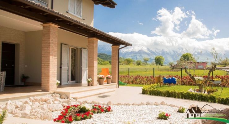 Cortile Villetta Sul Mavone A Colledara Nella Valle Del Gran Sasso A Teramo In Abruzzo