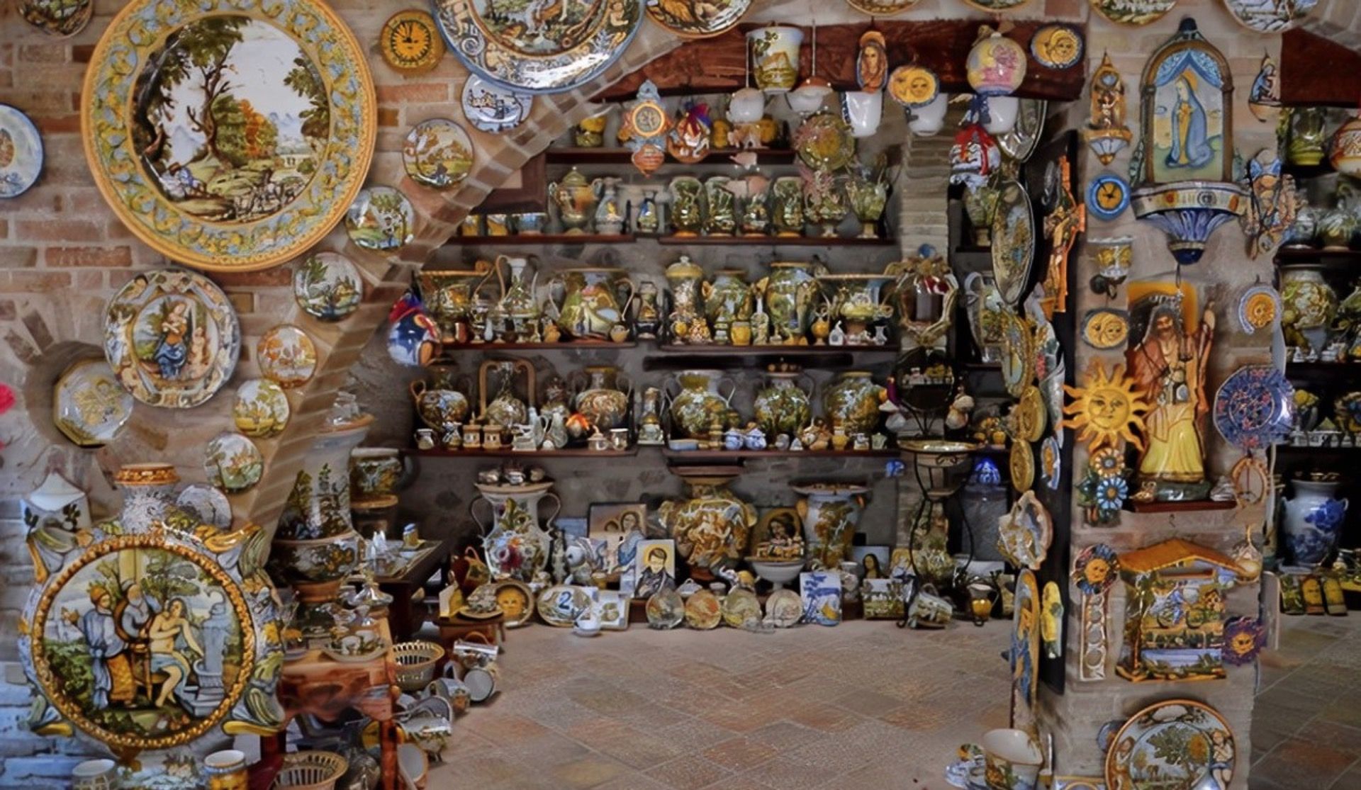 Foto della storia della ceramica di Castelli nella valle del Gran Sasso a Teramo in Abruzzo