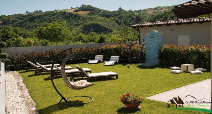 Giardino Con Prato Villetta Sul Mavone A Colledara Nella Valle Del Gran Sasso A Teramo In Abruzzo