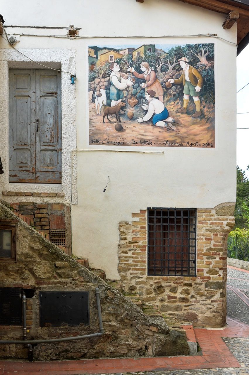 Struttura Con Murales Nel Borgo Incantato Di Azzinano Di Tossicia Teramo Abruzzo