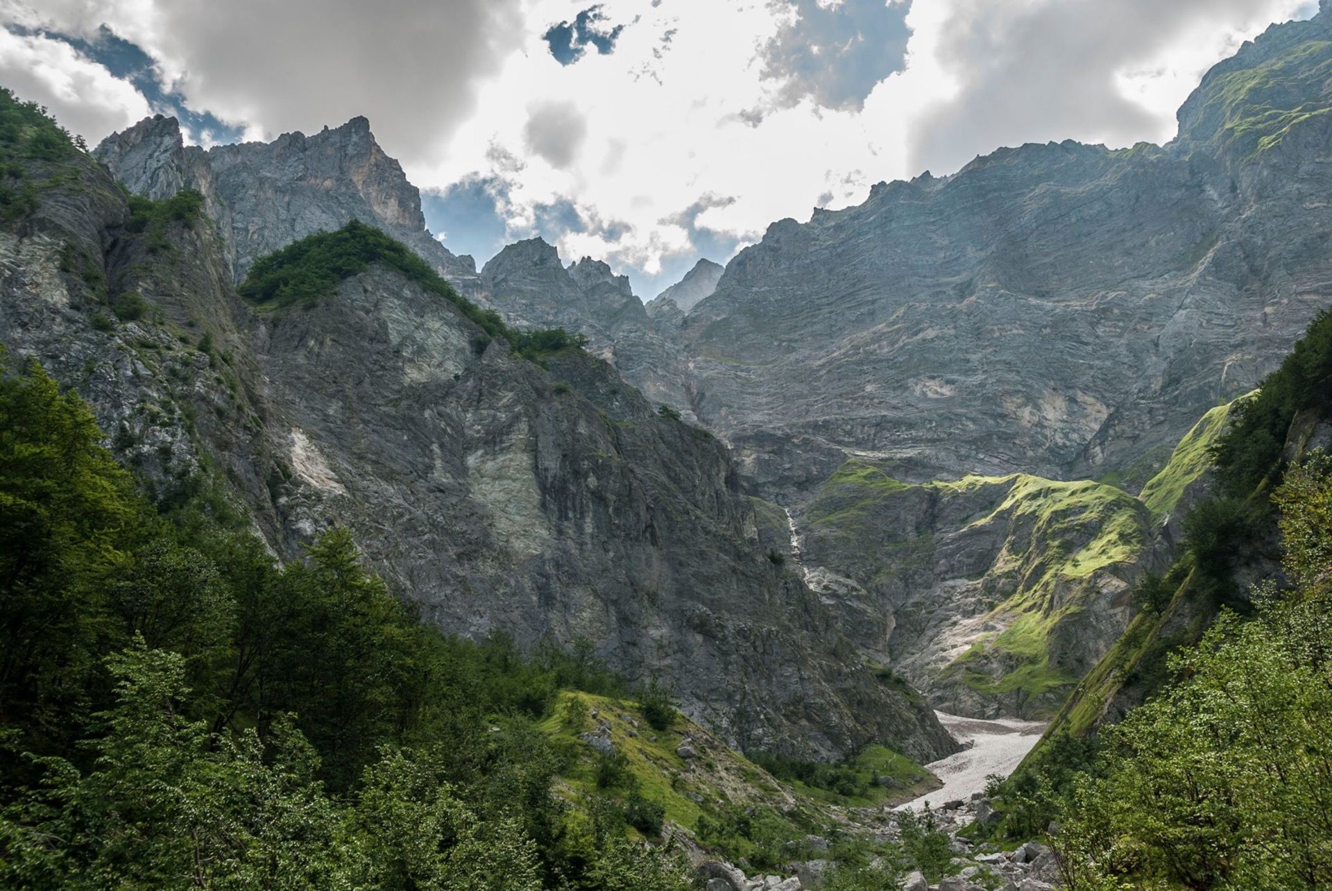 Visuale dal luogo incantato di Fondo della Salsa a Teramo in Abruzzo nella Valle del Gran Sasso