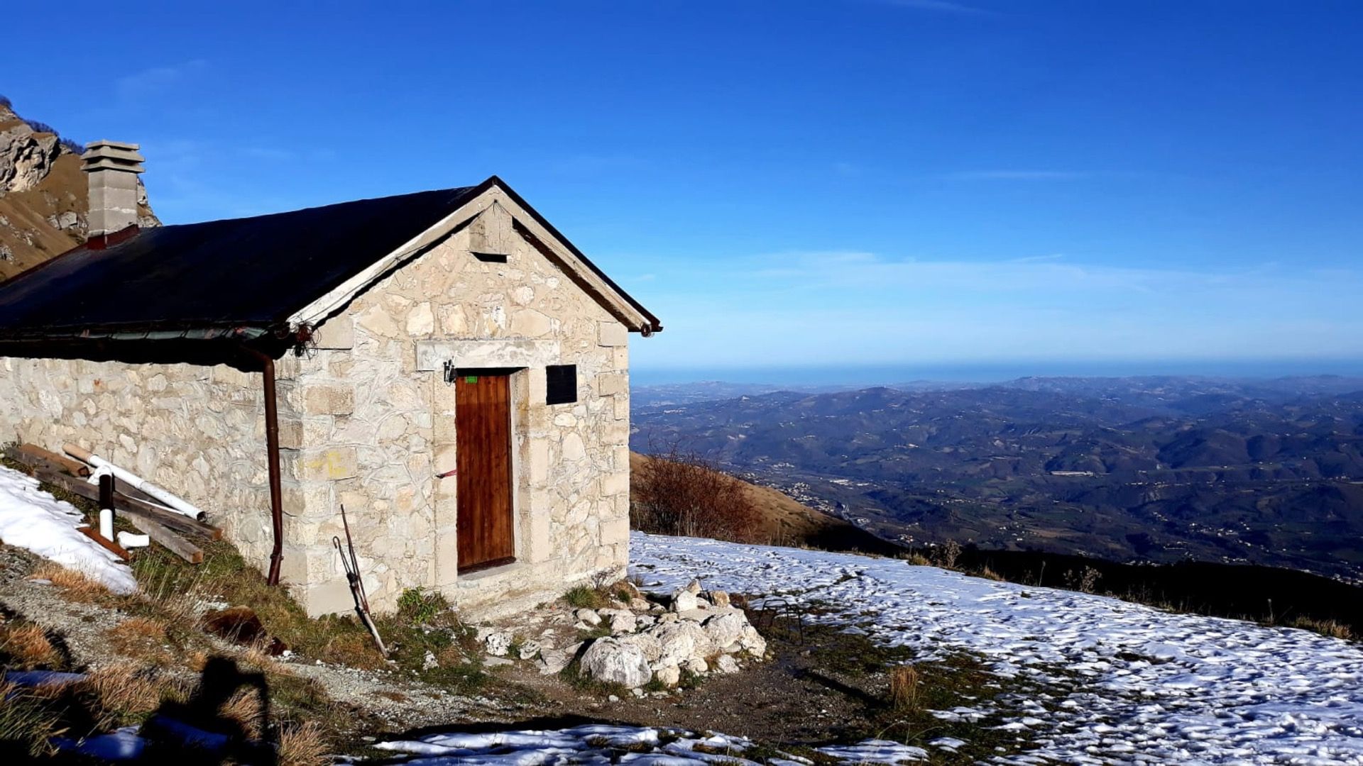 Visuale Panoramica Del Rifugio Orazio Delfico Luogo Incantato Nella Valle Del Gran Sasso A Teramo In Abruzzo