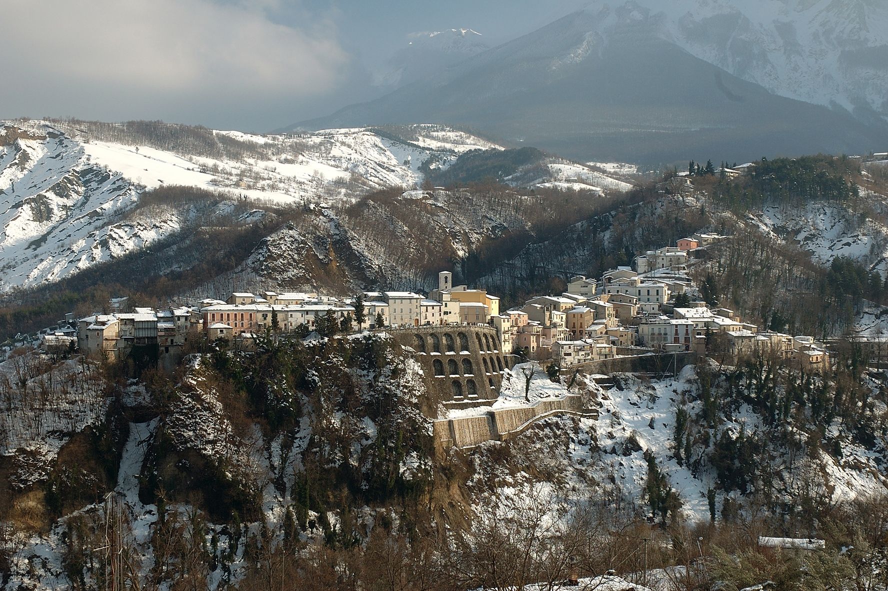 comune di Castelli sotto la neve a Teramo in  Abruzzo del Gran Sasso D'Italia